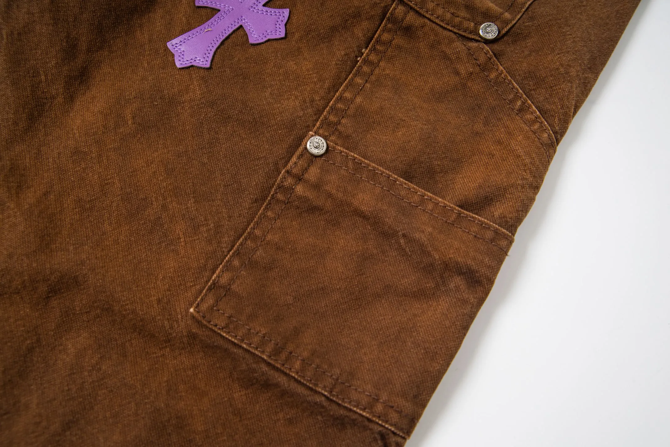 P290 Chrome Hearts Chrome Hearts brown logging purple multi-leather jeans Multi-leather standard work jeans pants CH jeans need to be washed and then disassembled and hand-stitched with sheepskin cross leather and then spliced to complete. The whole process is too complicated to explain. About Chrome Hearts This is an extremely luxurious fashion brand that can also be called the nobility of the high street. It has always been an exclusive brand for some hipsters or rich second generations. Compared with ordinary high streets, it is more luxurious and noble. Compared with luxury brands, it has a more fashionable personality. It has always been a brand that I have a special liking for. Style number: 1786# Color: Brown Size: 28 30 32 34 36